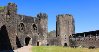 Caerphilly Şatosu (Castell Caerffili), Galler 'in güneyindeki Caerphilly kasabasının ortaçağ şatosu..