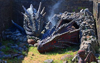 Caerphilly Kalesi 'nin (Galce: Castell Caerffili) kıyılarını yıkan taht ejderhaları oyunu bir ortaçağ tahkimatıdır.
