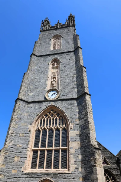 LiVERPOOL BİRLİK KINGDOM 06 07 2023: St Luke Kilisesi, daha çok yerel halk tarafından bombalanan kilise olarak bilinir Liverpool, İngiltere 'de eski bir Anglikan kilisesidir..