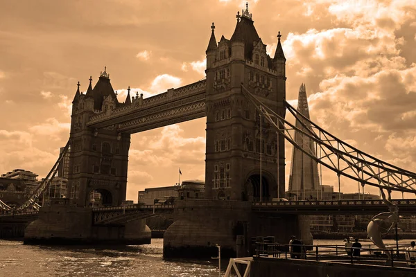 LONDON BİRLİĞİ KINGDOM - 06 19 2023: Tower Bridge 'in Ayrıntıları, 1886 ve 1894 yılları arasında Londra' da inşa edilen birleşik baskül ve asma köprü listesidir.