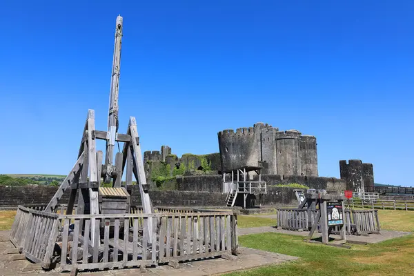 Caerphilly Şatosu (Castell Caerffili), Galler 'in güneyindeki Caerphilly kasabasının ortaçağ şatosu..