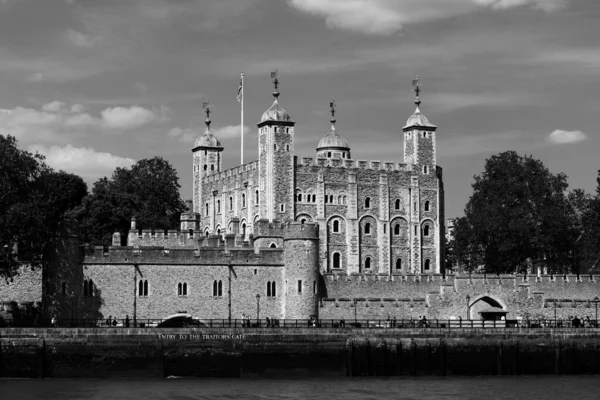 ロンドンはキングダム 2023 女王陛下の宮殿と要塞 より一般的にロンドンの塔として知られています ロンドン中心部のテムズ川の北岸の歴史的な城です — ストック写真