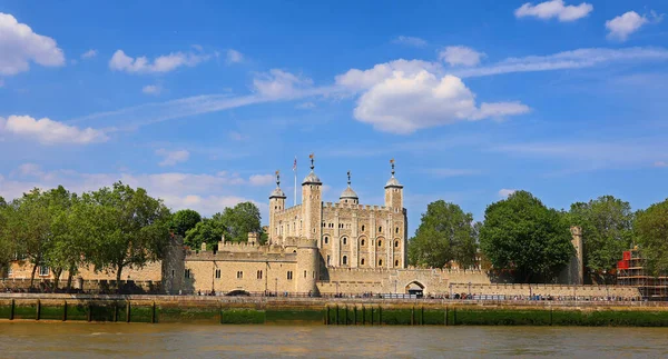 伦敦2023年9月19日 女王王宫和要塞 俗称伦敦塔 是位于伦敦市中心泰晤士河北岸的一座历史性城堡 — 图库照片