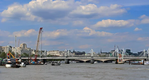ロンドン ユニテッド キングダム 2023 美しい建築と川を持つロンドン シティのスカイライン — ストック写真