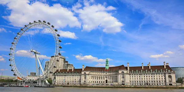 LONDON BİRLİĞİ KINGDOM - 06 19 2023: London Eye, veya Millennium Wheel, Thames Nehri 'nin güney kıyısında bulunan bir gözlem tekeridir.. 