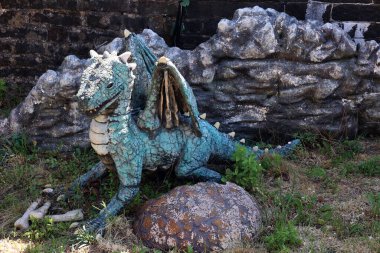 Caerphilly Kalesi 'nin (Galce: Castell Caerffili) kıyılarını yıkan taht ejderhaları oyunu bir ortaçağ tahkimatıdır.