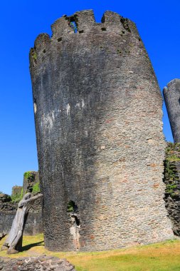 Caerphilly Şatosu (Castell Caerffili), Galler 'in güneyindeki Caerphilly kasabasının ortaçağ şatosu..