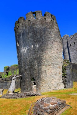 Caerphilly Şatosu (Castell Caerffili), Galler 'in güneyindeki Caerphilly kasabasının ortaçağ şatosu..