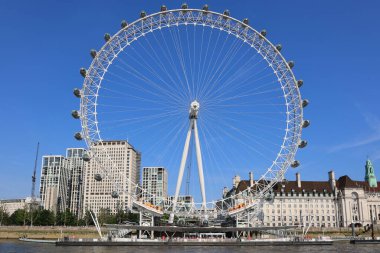LONDON BİRLİĞİ KINGDOM - 06 19 2023: London Eye, veya Millennium Wheel, Thames Nehri 'nin güney kıyısında bulunan bir gözlem tekeridir.. 