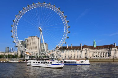 LONDON BİRLİĞİ KINGDOM - 06 19 2023: London Eye, veya Millennium Wheel, Thames Nehri 'nin güney kıyısında bulunan bir gözlem tekeridir.. 