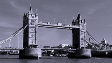 Londra, İngiltere 'deki ünlü Tower Bridge' in manzaralı görüntüleri.