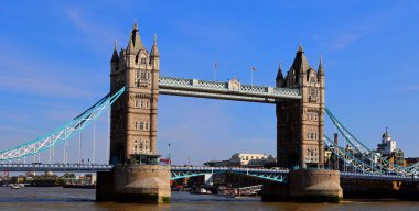 Londra, İngiltere 'deki ünlü Tower Bridge' in manzaralı görüntüleri.