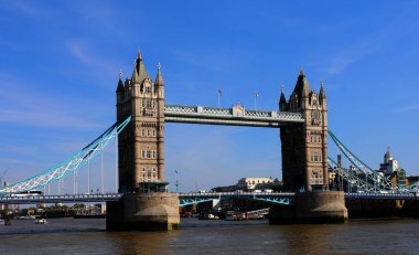 Londra, İngiltere 'deki ünlü Tower Bridge' in manzaralı görüntüleri.