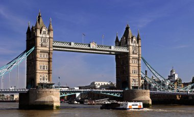 Londra, İngiltere 'deki ünlü Tower Bridge' in manzaralı görüntüleri.