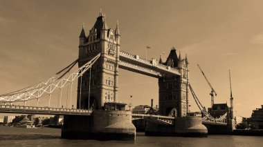Londra, İngiltere 'deki ünlü Tower Bridge' in manzaralı görüntüleri.