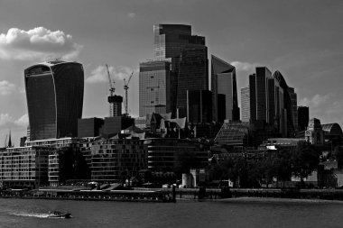 LONDRA BİRLİK KINGDOM 06 19 2023: Yüksek modern binalarla Londra City silueti