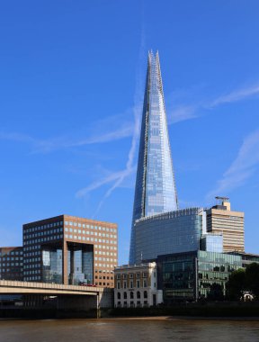 LONDRA BİRLİK KINGDOM - 06 19 2023: Çömlek Londra Köprüsü, Avrupa Birliği 'nin en yüksek binasıdır.. 