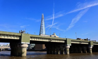 LONDRA BİRLİK KINGDOM - 06 19 2023: Çömlek Londra Köprüsü, Avrupa Birliği 'nin en yüksek binasıdır.. 