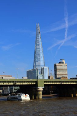 LONDRA BİRLİK KINGDOM - 06 19 2023: Çömlek Londra Köprüsü, Avrupa Birliği 'nin en yüksek binasıdır.. 