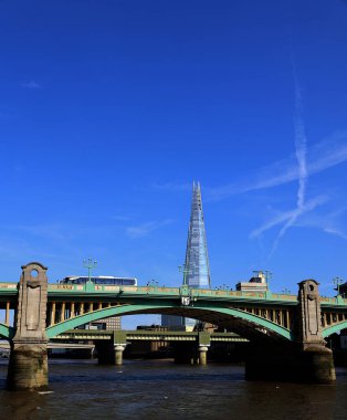 LONDRA BİRLİK KINGDOM - 06 19 2023: Çömlek Londra Köprüsü, Avrupa Birliği 'nin en yüksek binasıdır.. 