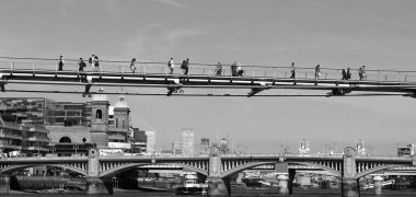 LONDRA BİRLİK KINGDOM 06 17 2023: Londra 'da tipik bir bulutlu günde Milenyum Köprüsü