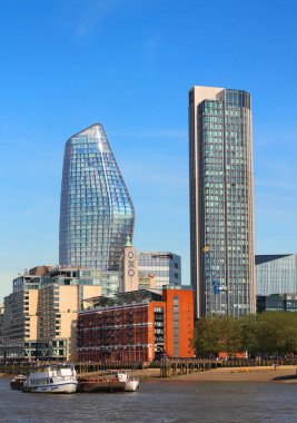 LONDRA BİRLİK KINGDOM 06 19 2023: Yüksek modern binalarla Londra City silueti