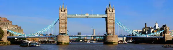 イギリスのロンドンで有名なタワーブリッジの風光明媚なショット — ストック写真