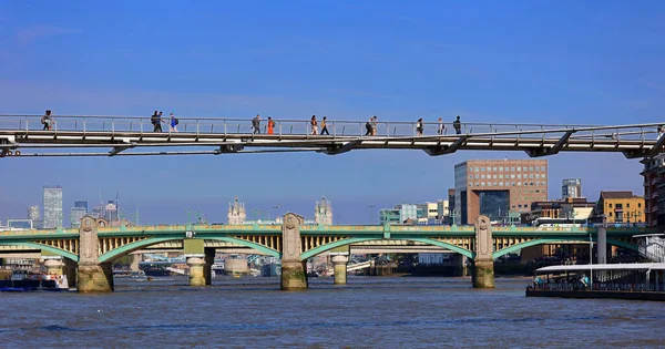 London United Kingdom 2023 Millenium Bridge Typowy Pochmurny Dzień Londynie — Zdjęcie stockowe