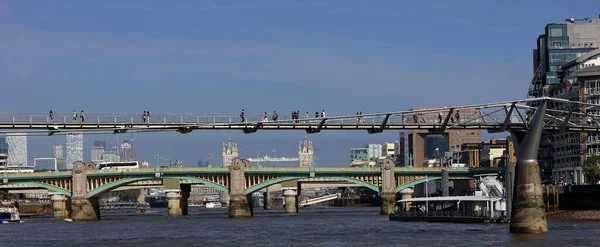 Londres Reino Unido 2023 Puente Del Milenio Típico Día Nublado —  Fotos de Stock