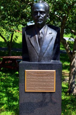 FRELIGHSBURG QUEBEC CANADA 07: 20 2023: Joseph-Adelard Godbout 'un heykeli, Kanada' nın Quebec eyaletinde bulunan bir tarım bilimci ve politikacı. Quebec 'in 15. başbakanı olarak görev yaptı..