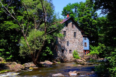 FRELIGHSBURG QUEBEC CANADA 07: 20 2023: Pike River 'daki Freligh Mill. 1839 'da inşa edilen kereste fabrikası ve 19. yüzyıldan kalma çok sayıda başka bina tarihi anıt olarak kabul edilir.
