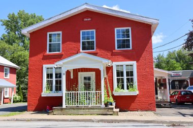 FRELIGHSBURG QUEBEC CANADA 07: 20 2023: Doğudaki kasabaların en güzel bölgelerinden birinde, Nordik esinlenilmiş tasarıma sahip doğa evi