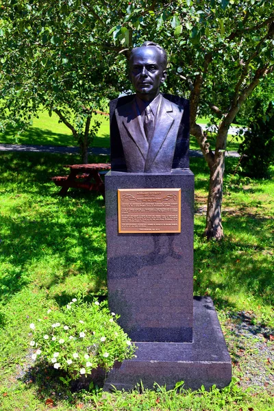 stock image FRELIGHSBURG QUEBEC CANADA 07 20 2023: Statue of Joseph-Adelard Godbout was an agronomist and politician in the Canadian province of Quebec. He served as the 15th Premier of Quebec.