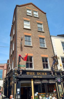 DUBLIN İRELYA REKLİK 05 28 2023: Dük Barı ideal olarak Duke Caddesi 'ndeki Grafton Sokağı' na yakın bir yerde, bu eski su birikintisi