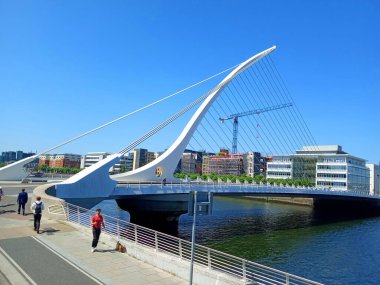 DUBLIN İRELYA REKLİĞİ 05 28 2023: Samuel Beckett Bridge kablo destekli bir Swingbridge 