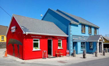 DOOLIN, IRELAND REPUBLIC 05 29 2023: Doolin, İrlanda 'nın Clare ilçesine bağlı bir sahil köyüdür.. 