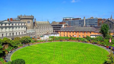 DUBLIN İRELAND REUBLIC 05 28 2023: Dublin Kalesi eski bir Motte-and-bailey kalesi ve şu anki İrlanda hükümet kompleksi ve konferans merkezidir..