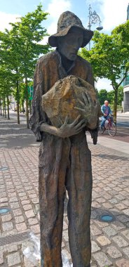 DUBLIN, İRELAND REPUBLIC 05 28 2023: Kıtlık Anıtı, Büyük Kıtlık (1845-1849) anısına Gümrük Binası Quay 'da duruyor.