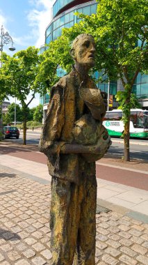 DUBLIN, İRELAND REPUBLIC 05 28 2023: Kıtlık Anıtı, Büyük Kıtlık (1845-1849) anısına Gümrük Binası Quay 'da duruyor.