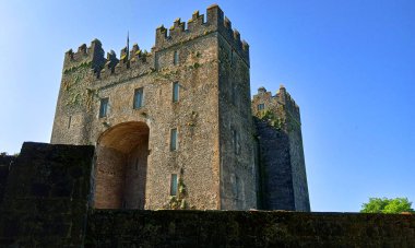 BUNRATTY IRELAND 05 29 2023: Bunratty Şatosu (İrlandaca: Caislean Bhun Raithe, anlamı 