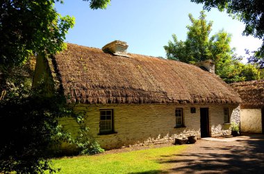 BUNRATTY İRELAND 05: 29 2023: Bunratty Halk Parkı 26 dönümlük bir alana kurulmuş ve etkileyici parkımızda yaşayan bir köy ve kırsal kesimde 30 'dan fazla bina bulunuyor.