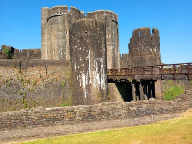 Caerphilly Şatosu (Castell Caerffili), Galler 'in güneyindeki Caerphilly kasabasının ortaçağ şatosu..