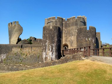 Caerphilly Şatosu (Castell Caerffili), Galler 'in güneyindeki Caerphilly kasabasının ortaçağ şatosu..