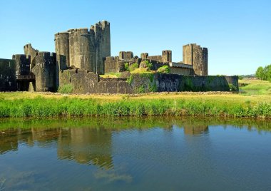 Caerphilly Şatosu (Castell Caerffili), Galler 'in güneyindeki Caerphilly kasabasının ortaçağ şatosu..