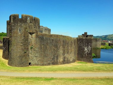Caerphilly Şatosu (Castell Caerffili), Galler 'in güneyindeki Caerphilly kasabasının ortaçağ şatosu..
