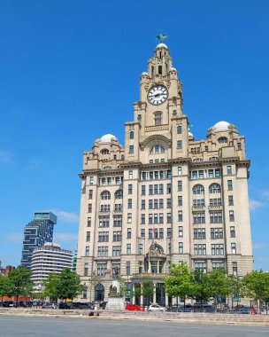 LiVERPOOL BİRLİK KINGDOM 06 07 2023: Royal Liver Building listelediğim bir binadır. Liverpool liman binası ve komşu Cunard binası ile birlikte Pier Head 'de yer alır.