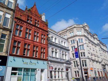 CARDIFF BİRLİK KINGDOM 06 17: 23 (Galce: Heol Eglwys Fair) ve High Street (Galce: Heol Fawr), Galler 'in Cardiff şehrinin merkezindeki Castle Quarter şehrinin ana ticari caddeleridir.