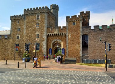 CARDIFF BİRLİK KINGDOM 06 17 2023: Cardiff Şatosu, Galler 'in önde gelen kültür merkezlerinden ve uluslararası öneme sahip bir bölgedir. 