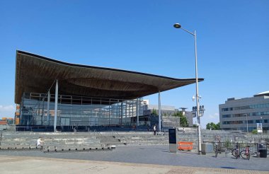 CARDIFF BİRLİK KINGDOM 06 17 23: Senedd, ayrıca Ulusal Meclis binası olarak da bilinir, Kraliçe 2. Elizabeth tarafından 2006 yılında Güney Galler 'in Cardiff kentinde açıldı ve Galler Parlamentosu' nun bulunduğu yerdir.