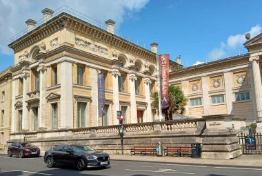 OXFORD, UNITED KINGDOM 06 20 2023: Ashmolean Müzesi, dünyanın ilk üniversite müzesi. İlk binası 1678-1683 yılları arasında Elias Ashmole 'un Oxford Üniversitesi' ne verdiği ev için dikildi.